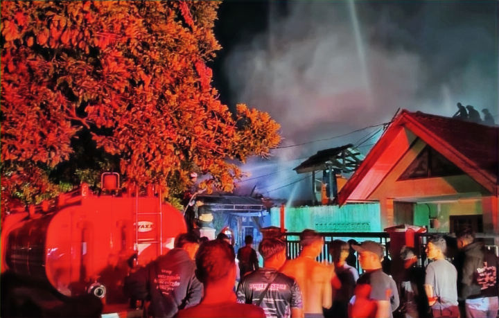 Petugas pemadam kebakaran dan relawan berupaya memadamkan api yang membakar sebuah rumah di Jalan Junjung Buih, Kelurahan Langkai, Kota Palangka Raya, Jumat (12/6/2026) malam. (Foto: Wiyandri)