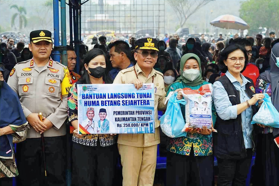 Gubernur Kalimantan Tengah H. Agustiar Sabran saat menyerahkan bantuan pangan, bantuan sosial KHBS dan air bersih kepada masyarakat Kabupaten Katingan. (Foto: MMC Kalteng).