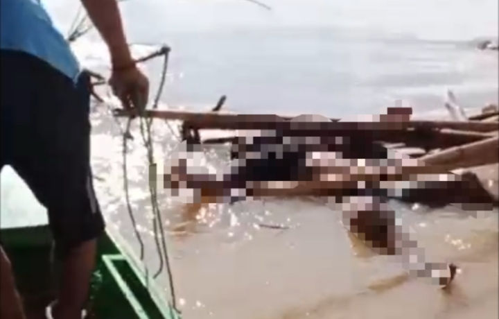 Tim gabungan mengevakuasi jenazah Bripda Nopandri Ramadhana yang ditemukan di aliran Sungai Katingan, Sabtu (4/7/2026). Sementara itu, pencarian terhadap Aipda Sumariyanto masih terus dilakukan di sekitar lokasi kejadian. (Foto: Istimewa)