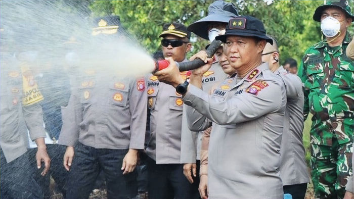 Kapolda Kalteng Turun Langsung Pimpin Pemadaman Karhutla di Tumbang Nusa