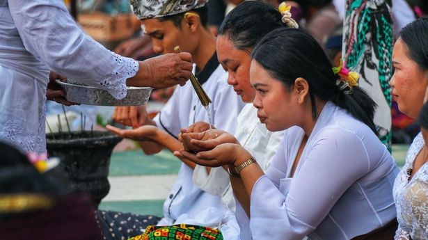 Ratusan Umat Hindu di Palangka Raya Rayakan Hari Galungan dengan Persembahyangan Bersama