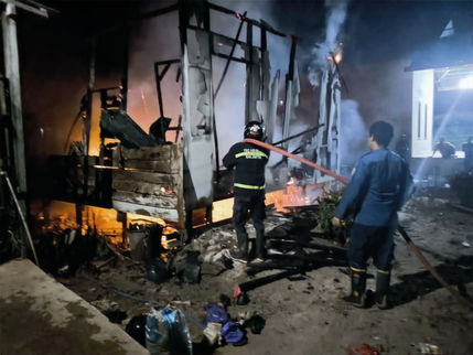Rumah Semi Permanen di Kota Besi Ludes Terbakar, Pemilik Syok hingga Pingsan