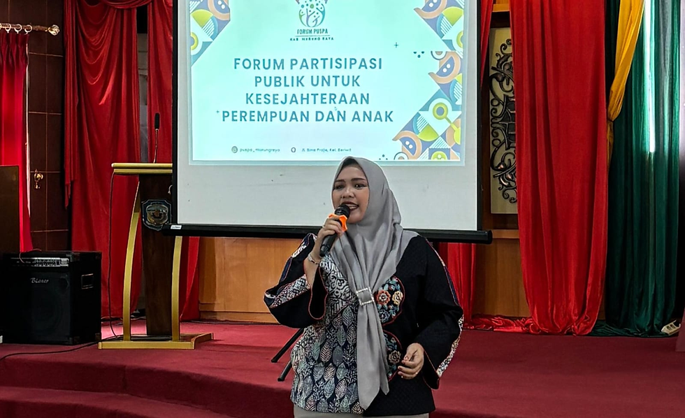Mura Dina Maulidah, ketua Forum PUSPA, berlokasi di Aula Dewan Adat Dayak (DAD) pada hari Sabtu, 9 Agustus 2025.