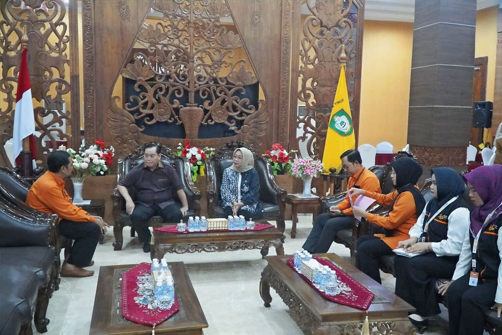 Bupati Kotawaringin Timur Halikinnor menerima kunjungan petugas Sensus Ekonomi 2026 yang dipimpin Kepala BPS Kotim Eddy Surahman di Rumah Jabatan Bupati, Selasa (23/6/2026). Pada kesempatan tersebut, Halikinnor menjadi responden sekaligus mengajak masyarakat berpartisipasi aktif menyukseskan Sensus Ekonomi 2026. (Foto. Dok. Diskominfo Kab Kotim)