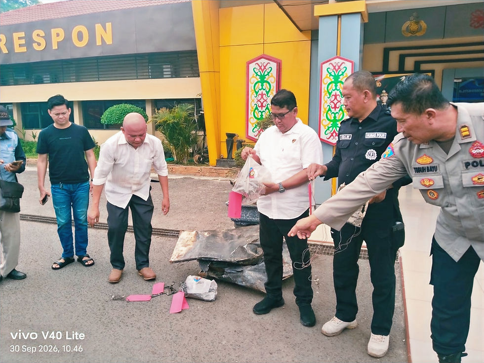 Kasat Reskrim Polres Kotim AKP Sugiharso didampingi jajaran memperlihatkan barang bukti terkait penyebab kebakaran SMAN 1 Cempaga. (Foto: Dok. Nafiri).