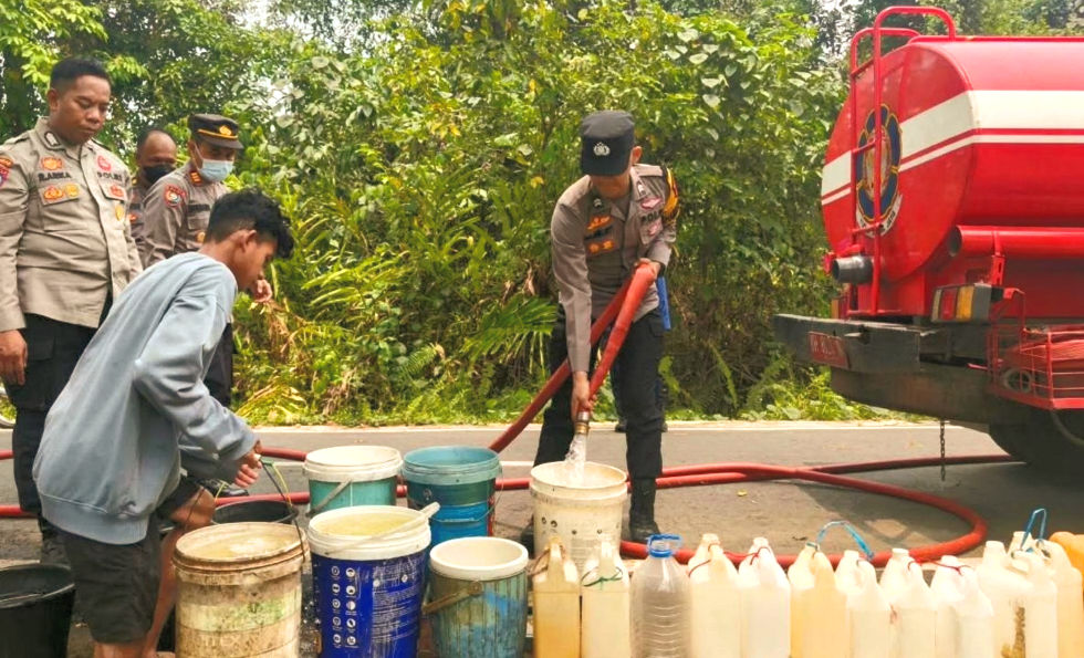 Polres Barsel Salurkan 12 Ribu Liter Air Bersih untuk Warga Terdampak Kemarau