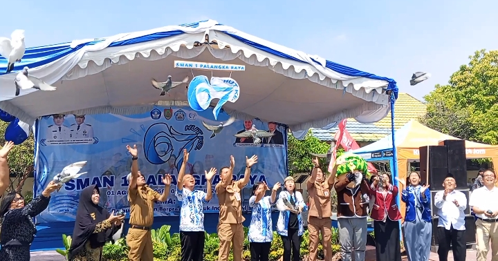 Kepala SMA Negeri 1 Palangka Raya, Arbusin, bersama keluarga besar sekolah dan para alumni mengikuti rangkaian peringatan Hari Ulang Tahun (HUT) ke-67 SMA Negeri 1 Palangka Raya di lingkungan sekolah. (Foto. Dok. Wiyandri)