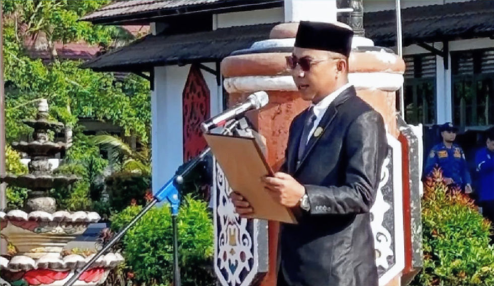 Anggota DPRD Kotawaringin Timur Riskon Fabiansyah saat membacakan teks Undang-Undang Dasar Negara Republik Indonesia Tahun 1945 pada upacara peringatan Hari Lahir Pancasila 2026 di halaman Kantor Bupati Kotim, Senin (1/6/2026). (Foto. Dok. Antara News Kalteng)
