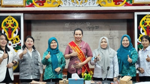 Bunda PAUD Kabupaten Murung Raya, Warnita Heriyus, mengikuti sosialisasi teknis seleksi Bunda PAUD Berprestasi tingkat Provinsi Kalimantan Tengah secara daring, Rabu (13/8/2025). (Foto: Istimewa)