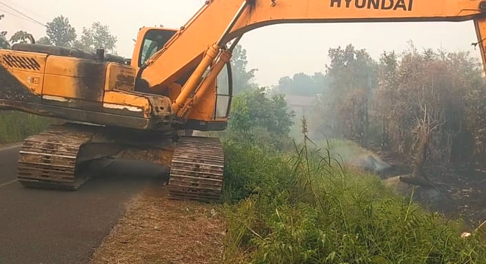 PUPR Kerahkan Excavator Perkuat Penanganan Karhutla di Petuk Katimpun