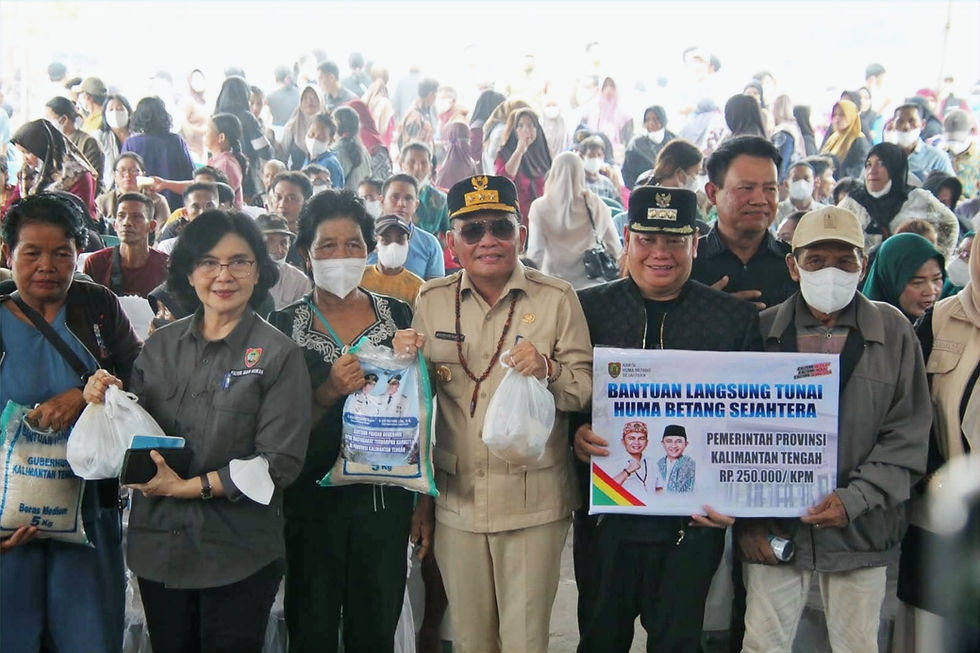 Gubernur Kalimantan Tengah H. Agustiar Sabran saat menyerahkan bantuan pangan dan BLT KHBS kepada penerima manfaat. (Foto: MMCKalteng)