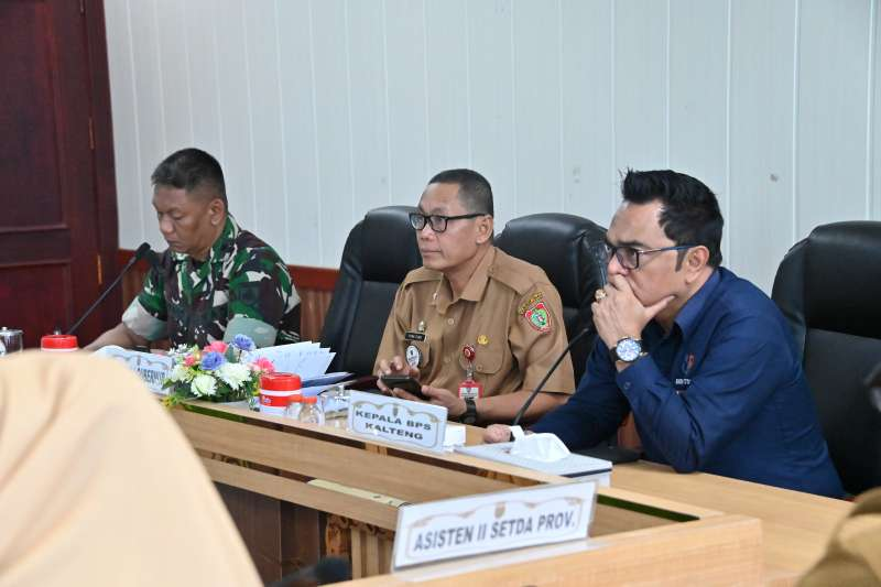 Staf Ahli Gubernur Kalimantan Tengah Bidang Ekonomi, Keuangan, dan Pembangunan Yuas Elko mengikuti Rapat Koordinasi Pengendalian Inflasi Daerah Tahun 2026 secara virtual dari Ruang Rapat Bajakah Kantor Gubernur Kalimantan Tengah. (Foto: Biro Adpim Kalteng)