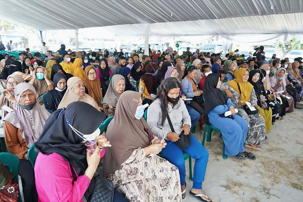 Pasar murah di Taman Kota Sampit disambut antusias masyarakat setelah paket sembako senilai Rp149.500 diberikan secara gratis. (Foto: MMC Kalteng)