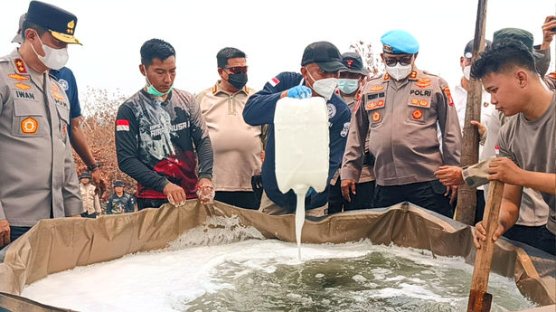 Polda Kalteng Uji Cairan Surfaktan, Titik Api Karhutla Turun hingga 10–20 Derajat Celsius