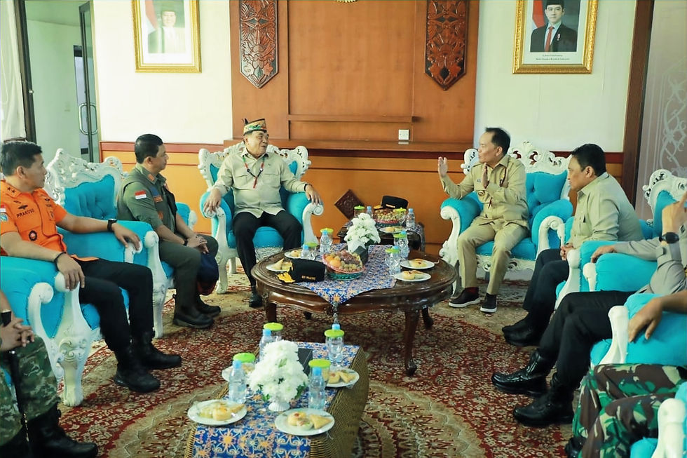 Gubernur Kalimantan Tengah Agustiar Sabran menyambut kedatangan Menteri Koordinator Bidang Politik dan Keamanan RI, Jenderal TNI (Purn.) Djamari Chaniago, di VIP Room Isen Mulang Bandara Tjilik Riwut Palangka Raya. (Foto: MMC Kalteng)