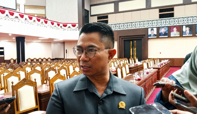 Usai menghadiri Rapat Paripurna DPRD Kalimantan Tengah di Palangka Raya pada Selasa (14/7/2026) malam, Wakil Ketua III DPRD Kalteng, Junaidi, memberikan pernyataan resmi kepada para wartawan. (Foto. Dok. Wiyandri)