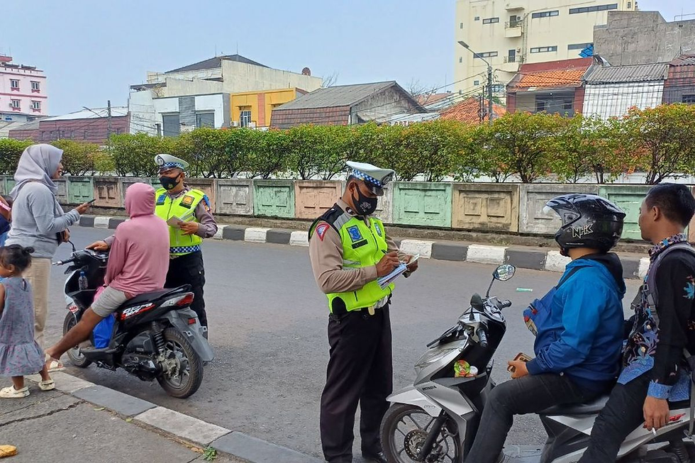 Operasi Zebra Jaya: Banyak pengendara motor ditilang karena tidak memakai helm saat melewati depan Stasiun Pasar Minggu, Jakarta Selatan, Kamis (21/9/2023). Foto: kompas.com