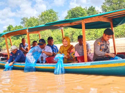 Pemko Palangka Raya Tebar 325 Ribu Benih Ikan di Teluk Kaja, Warga Diminta Jauhi Illegal Fishing