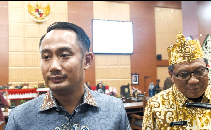 Wali Kota Palangka Raya Fairid Naparin memberikan keterangan kepada awak media usai menghadiri Rapat Paripurna DPRD Kota Palangka Raya, Jumat malam (10/7/2026). (Foto. Dok. Wiyandri)