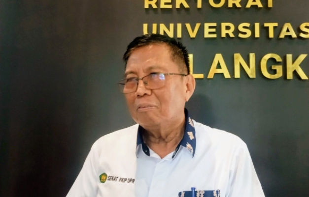 Ketua Panitia Pilrek UPR, Prof. Dr. Ir. Joni Bungai, M.P., saat memberikan keterangan kepada awak media terkait tahapan Pemilihan Rektor Universitas Palangka Raya periode 2026–2030 di Kantor Rektorat UPR, Senin (25/5/2026). (Foto. Dok. Wiyandri)