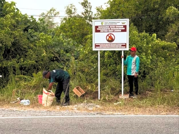 DLH Palangka Raya Pasang Plang Imbauan di 15 Titik Rawan Karhutla