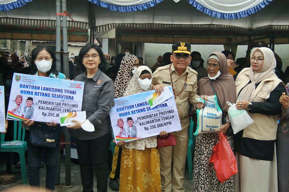 Gubernur Kalimantan Tengah H. Agustiar Sabran saat menyerahkan bantuan sosial Kartu Huma Betang Sejahtera kepada penerima manfaat. (Foto: MMCKalteng)