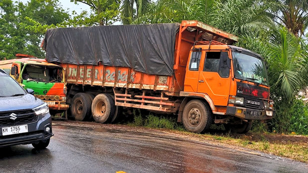 Dua Truk Terlibat Kecelakaan di Jalan Trans Kalimantan, CPO Tumpah ke Badan Jalan