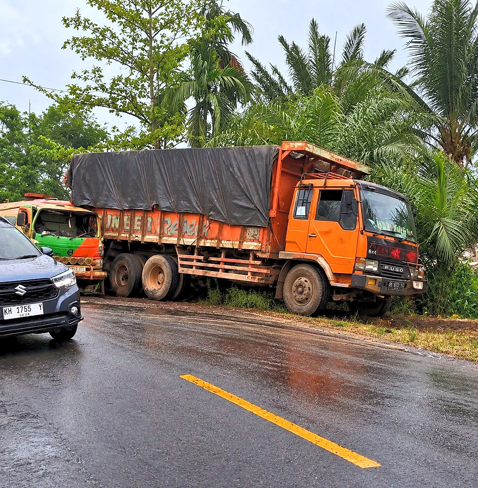 Dua Truk Terlibat Kecelakaan di Jalan Trans Kalimantan, CPO Tumpah ke Badan Jalan