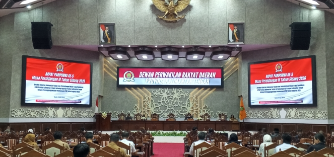 Wakil Gubernur Kalimantan Tengah Edy Pratowo menyampaikan jawaban Gubernur atas pandangan umum fraksi-fraksi DPRD terhadap Raperda Pertanggungjawaban Pelaksanaan APBD Provinsi Kalimantan Tengah Tahun Anggaran 2025 pada Rapat Paripurna Ke-5 Masa Persidangan III Tahun Sidang 2026 di Ruang Rapat Paripurna DPRD Provinsi Kalimantan Tengah, Senin (6/7/2026). (Foto. Dok. Wiyandri)