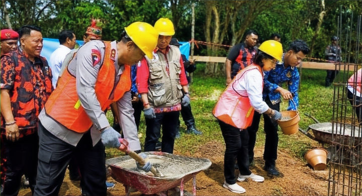 Peletakan batu pertama Posko Terpadu Gerakan Dayak Anti-Narkoba (GDAN) di kawasan Puntun, Palangka Raya, Senin (1/6/2026), sebagai bentuk komitmen bersama dalam pemberantasan narkoba. (Foto. Dok. Wiyandri)