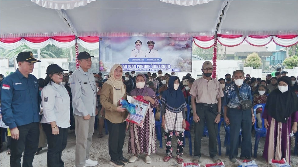 Penyaluran bantuan pangan kepada masyarakat terdampak karhutla di Tumbang Samba, Kecamatan Katingan Tengah. (Foto: MMCKalteng).