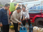 Pemprov Kalteng Salurkan 10 Juta Liter Air Bersih untuk Warga Terdampak Karhutla