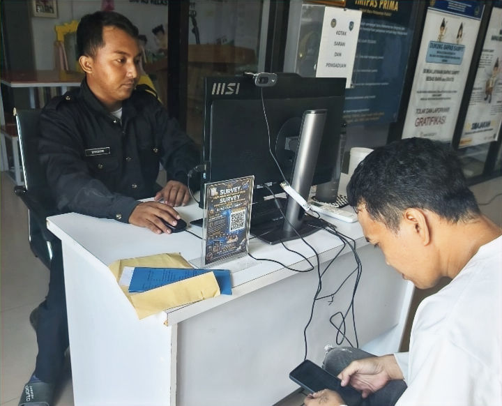 Pengguna layanan mengisi Survei Kepuasan Masyarakat (SKM) usai menerima pelayanan di Balai Pemasyarakatan Kelas II Sampit, Kamis (9/7/2026). Hasil survei akan menjadi bahan evaluasi untuk meningkatkan kualitas pelayanan publik yang profesional, transparan, dan berorientasi pada kebutuhan masyarakat. (Foto: Istimewa)