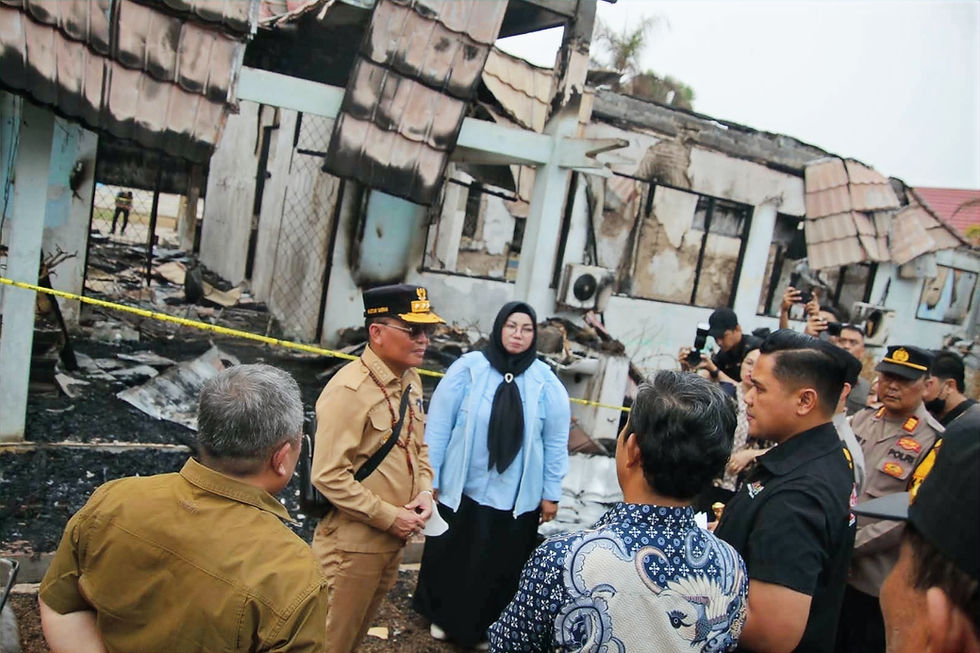 Gubernur Kalimantan Tengah H. Agustiar Sabran saat meninjau kondisi SMAN 1 Cempaga yang terdampak kebakaran. (Foto: MMCKalteng)