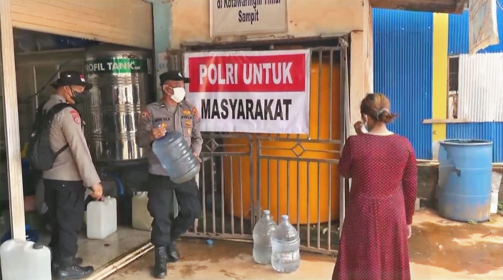 Personel Polsek Cempaga Hulu dan Posyan Pelantaran membagikan air bersih dan masker kepada warga Desa Pelantaran. (Foto: Istimewa).