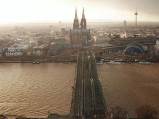 Der Rhein vor dem Kölner Dom