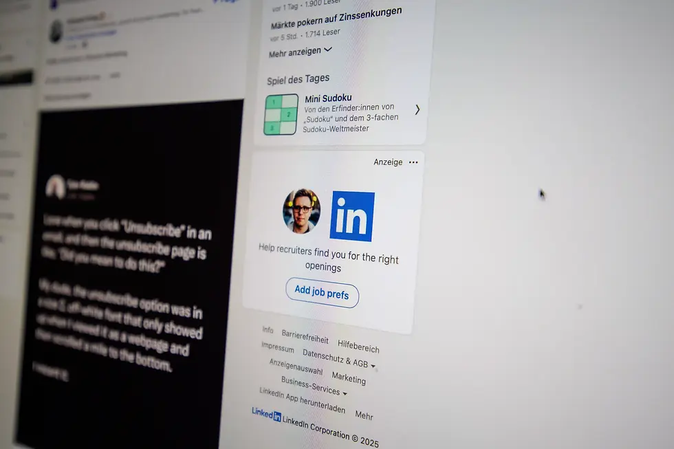 Bildschirmaufnahme einer LinkedIn-Webseite mit einer Werbeanzeige, die das LinkedIn-Logo und den Text 'Help recruiters find y
