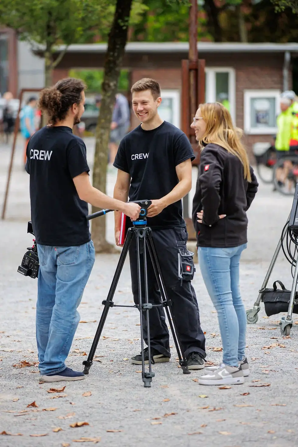 B2B-Videoproduktion mit Herz – lachendes Crewmitglied am Set von seiner Imagefilmproduktion