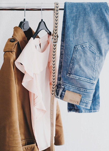 Vêtements Hanging sur un rack