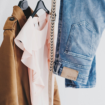 Vêtements Hanging sur un rack
