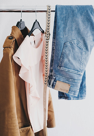 Ropa colgando en un estante tienda en linea