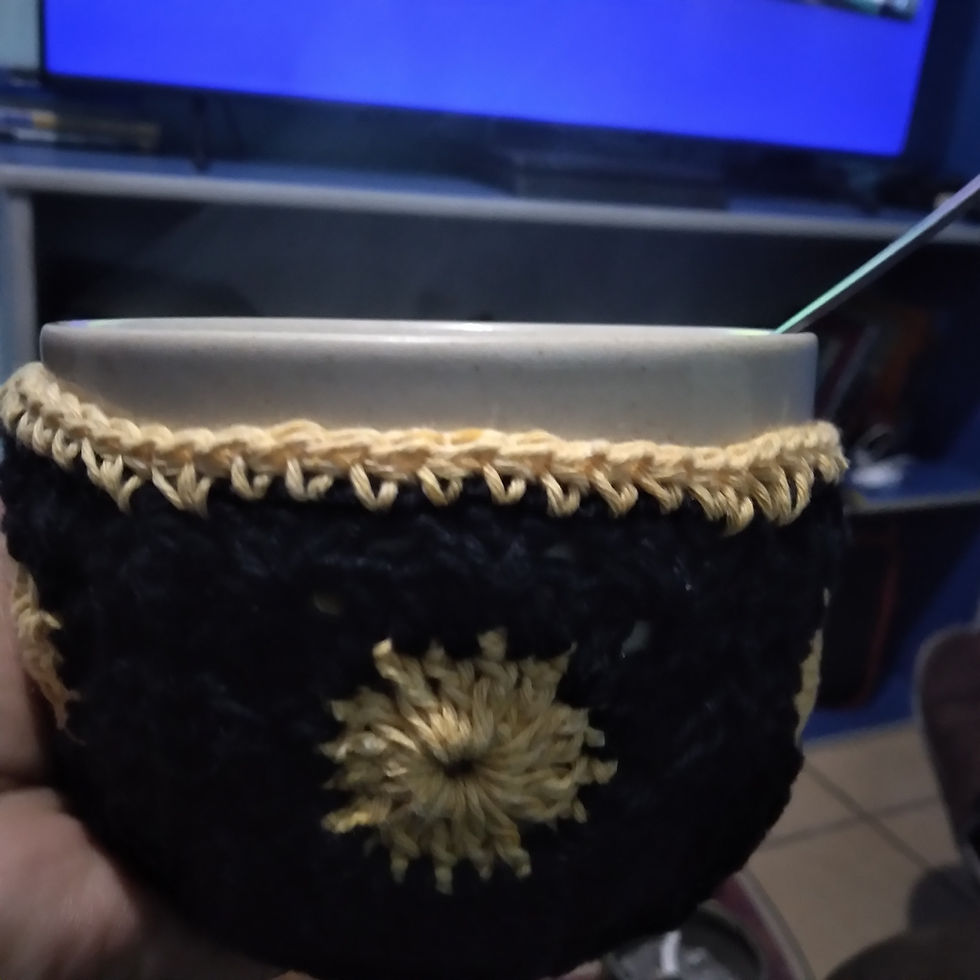 Comer sopa vendo tv sem queimar as mãos
