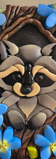 Œuvre intarsia de raton laveur avec fleurs, format 8.5 x 11 po, création MariBozArts – Les Doigts de fée, par Mariève Bouchard.