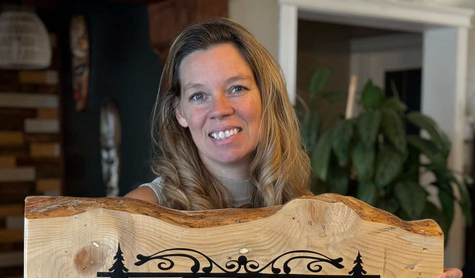 Plaque d’adresse extérieure personnalisée en vinyle permanent avec numéro et décor forestier, création MariBozArts – Les Doigts de fée, par Mariève Bouchard.