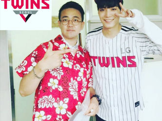 [Instagram] 100817 mcgunha updates with Jonghyun for LG Twin's Baseball