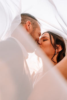 Couple sous le voile de la mariée