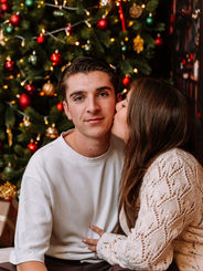 Séance photo de Noël à Toulouse, couple devant le sapin illuminer