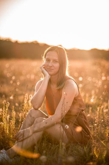 photo femme seule dans un champ