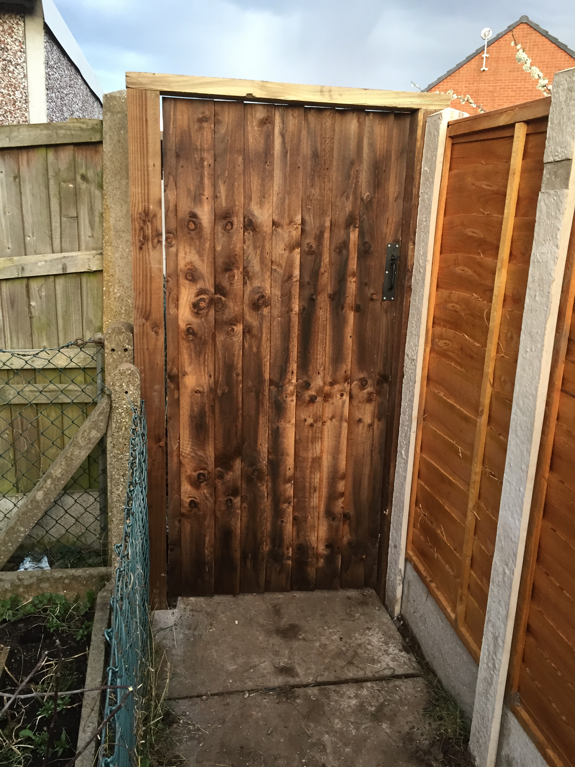 Side entry garden gate hung