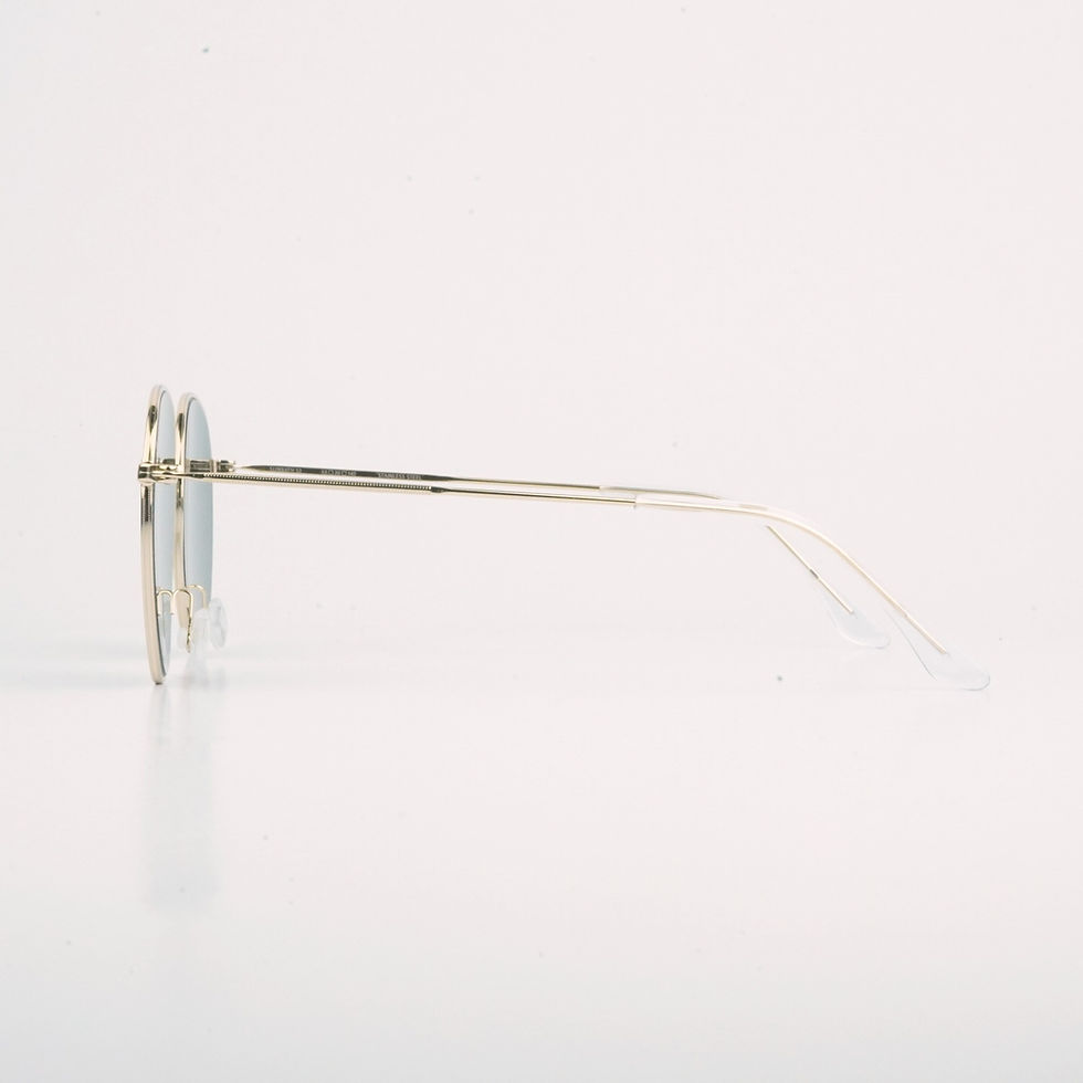 Miniaturbild: Sonnenbad: Einfache Sonnenbrille nach einer Nasenkorrektur